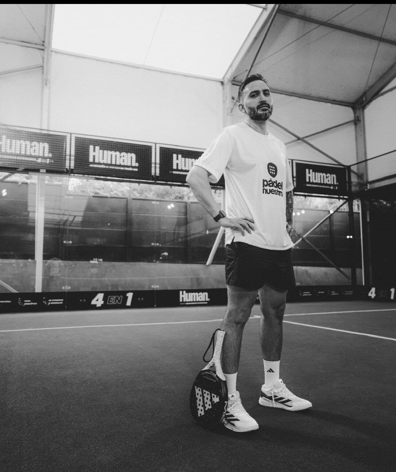 Retrato de Jean Michael en cancha con la pala